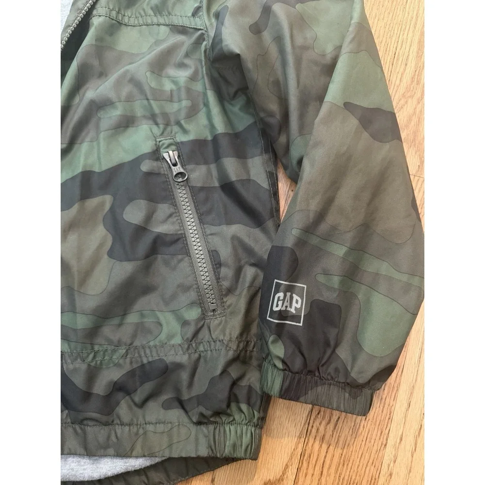 GAP Kids Boys Camo Hooded Rain Jacket Windbreaker Green Size Small 6-7